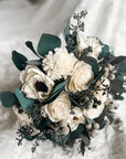 Ivory Serenity: A Beautiful Bouquet of White and Green Flowers - Papiro